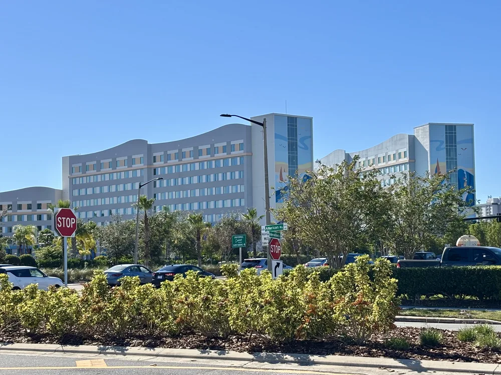 Universal Endless Summer Resort – Surfside Inn and Suites, with blue sailboat murals on the hotel towers.